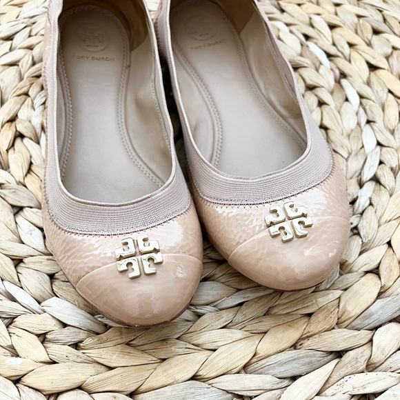 Tory Burch beige patent leather flats with gold monogram logo detail - Picture 3 of 10